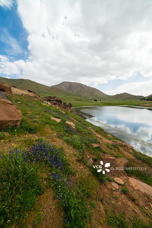 摩洛哥乌凯梅登水库的春季倒影图片素材