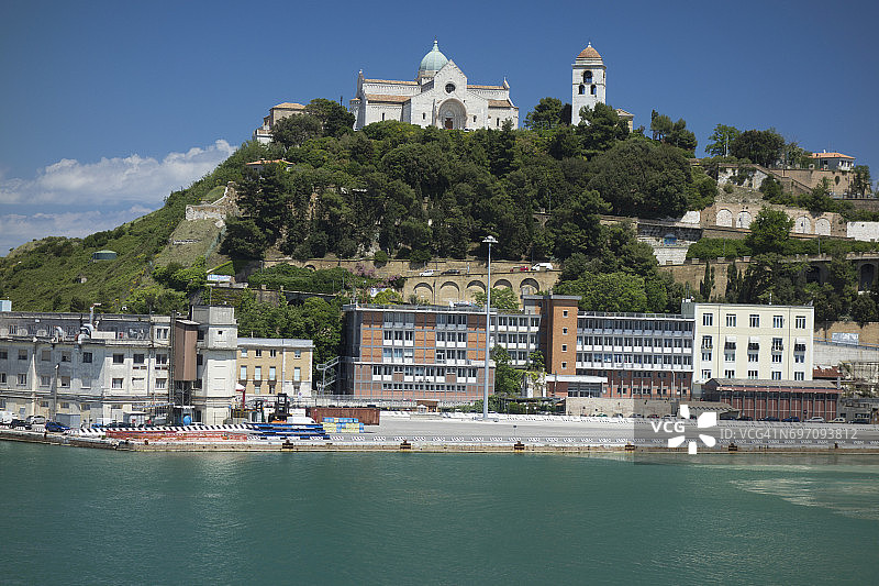 欧洲意大利安科纳港口和罗马天主教堂景观图片素材