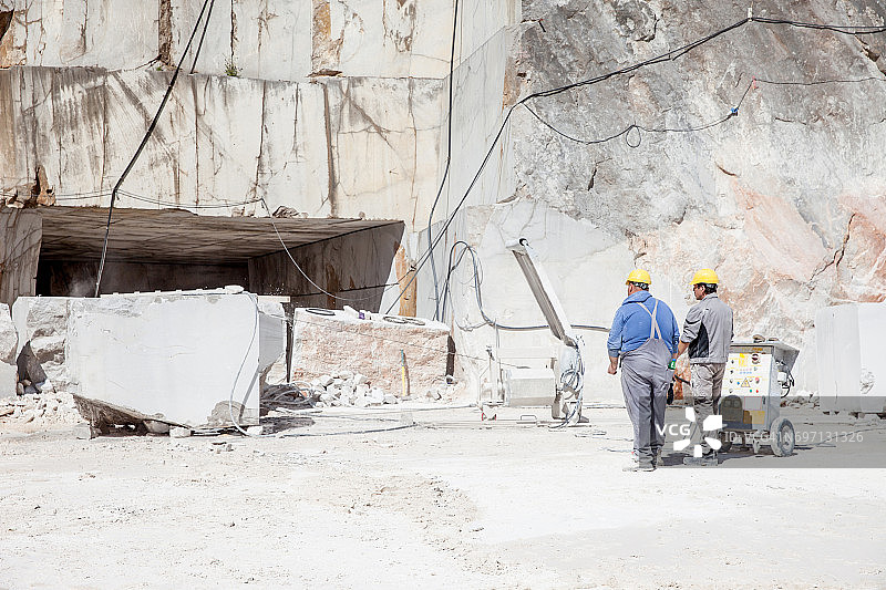 采石工人在大理石采石场检查岩面图片素材