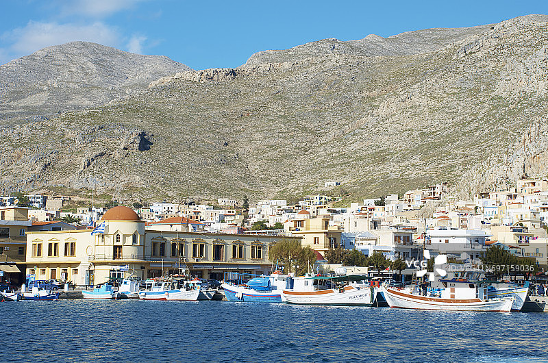 卡林诺斯港的渔船，在行政大楼（市政厅）前图片素材