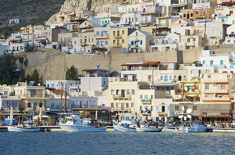 卡林诺斯港口彩色建筑前的渔船图片素材