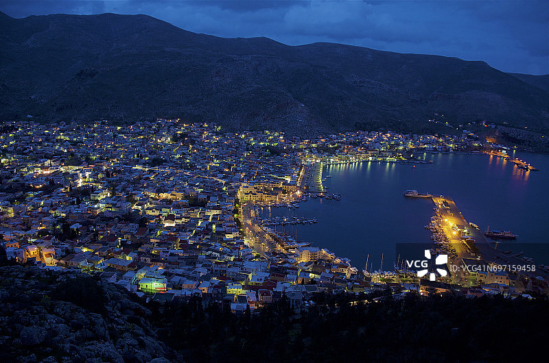 从阿吉奥斯·萨瓦斯修道院观看卡利姆诺斯波提亚和海港的黄昏景色图片素材