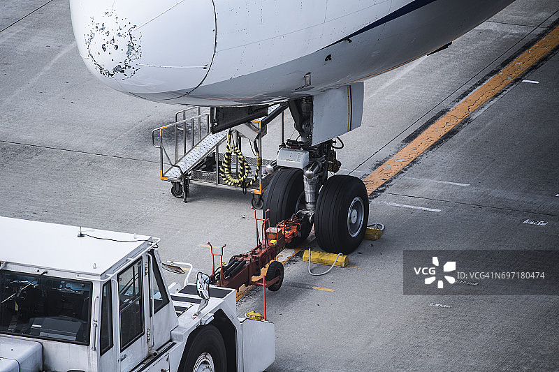 在机场维修的飞机图片素材