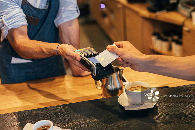 顾客进行非接触式支付图片素材