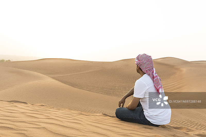 少女在沙漠徒步旅行后休息图片素材