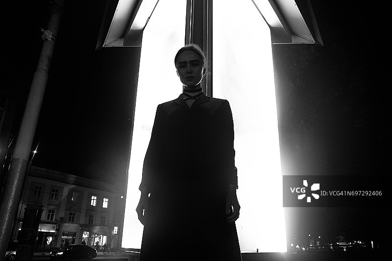 都市女性的黑白时尚肖像图片素材