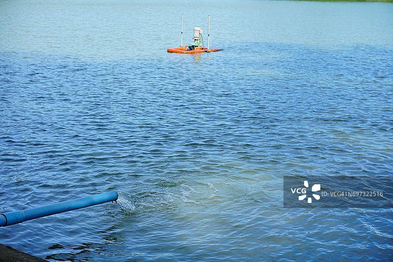 水从管道中流出图片素材