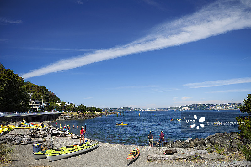 西雅图西部海滩上的皮划艇图片素材