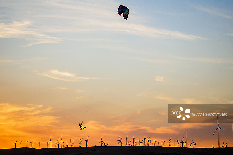 日落时在河上玩风筝板图片素材
