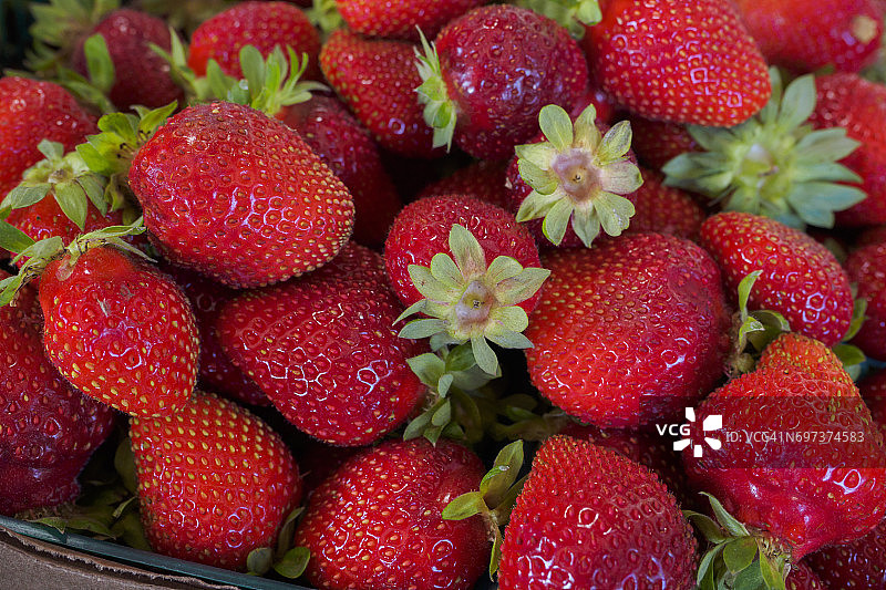 水果摊上待售的草莓图片素材