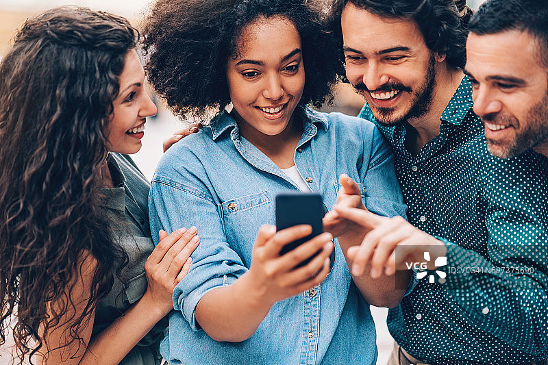 使用手机的朋友们图片素材