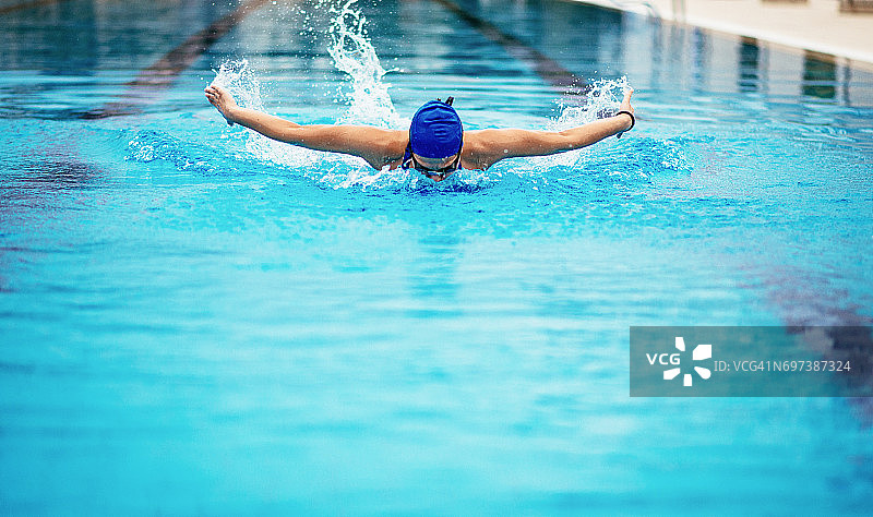 在蝶泳中获得金牌图片素材