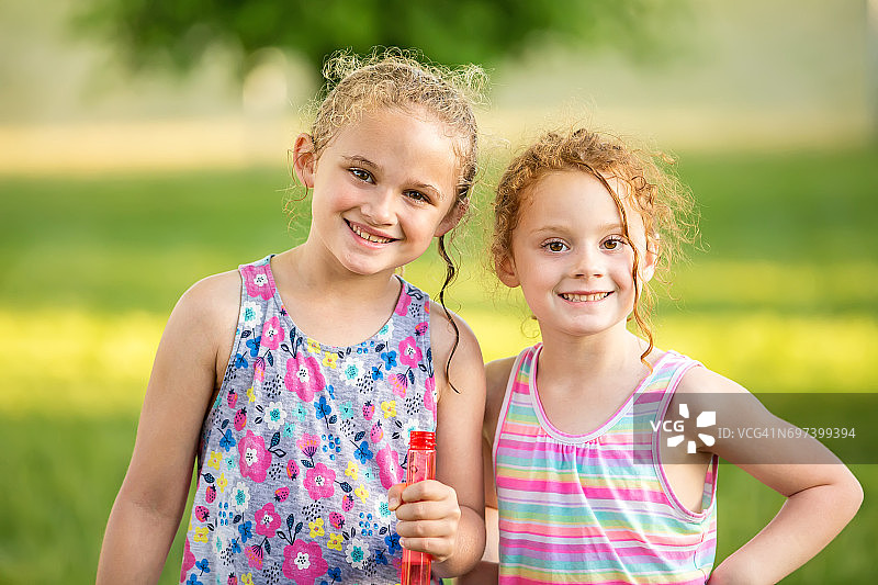 夏日傍晚站在外面的两位年轻女孩图片素材