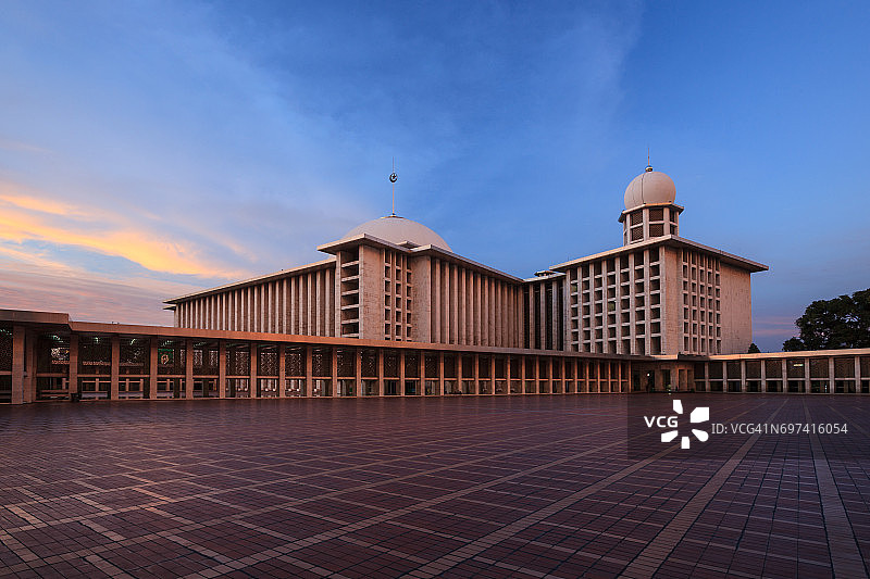 雅加达独立清真寺的壮丽日落图片素材