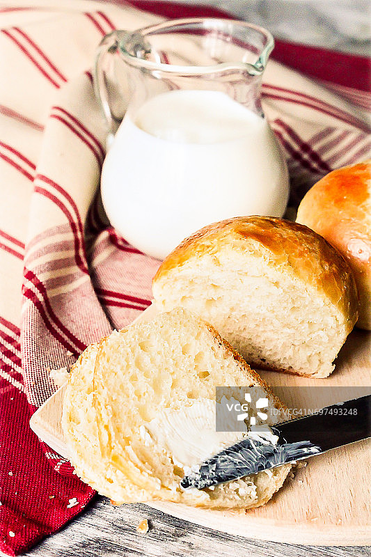 自制甜面包，配一壶鲜牛奶，选择性聚焦图片素材