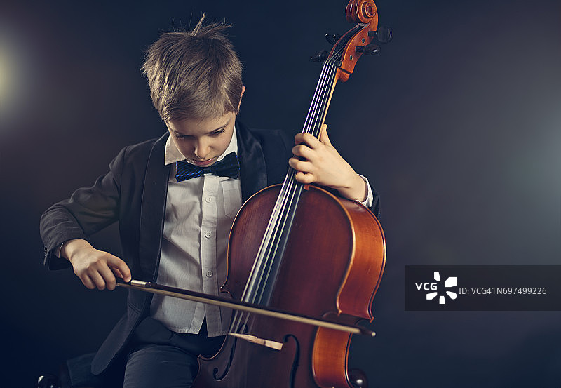 小男孩演奏大提琴图片素材