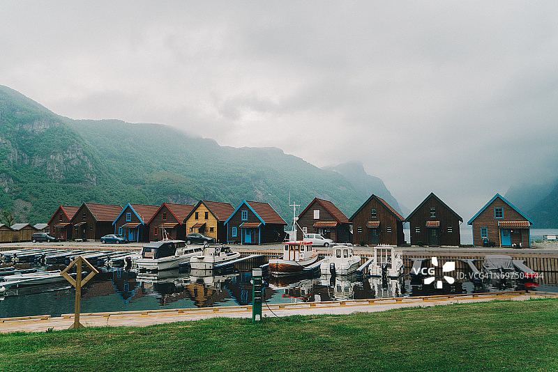 挪威峡湾附近的彩色小房子图片素材