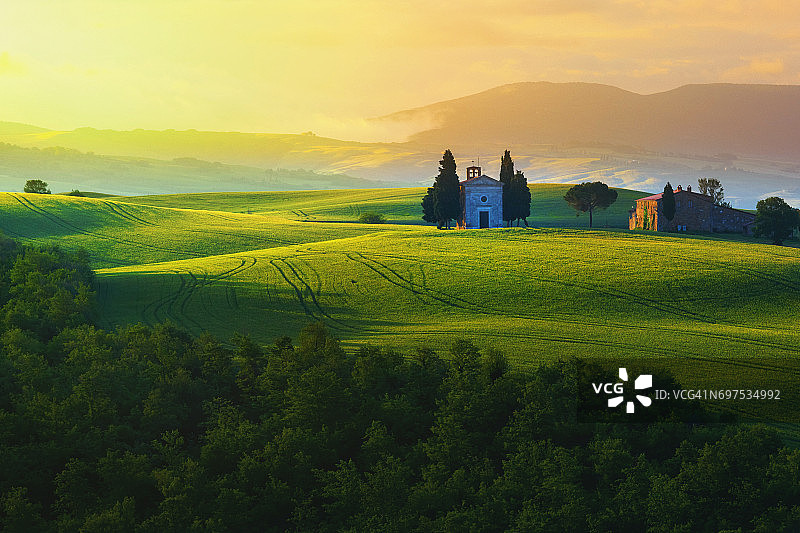 托斯卡纳乡村与维塔莱塔教堂图片素材