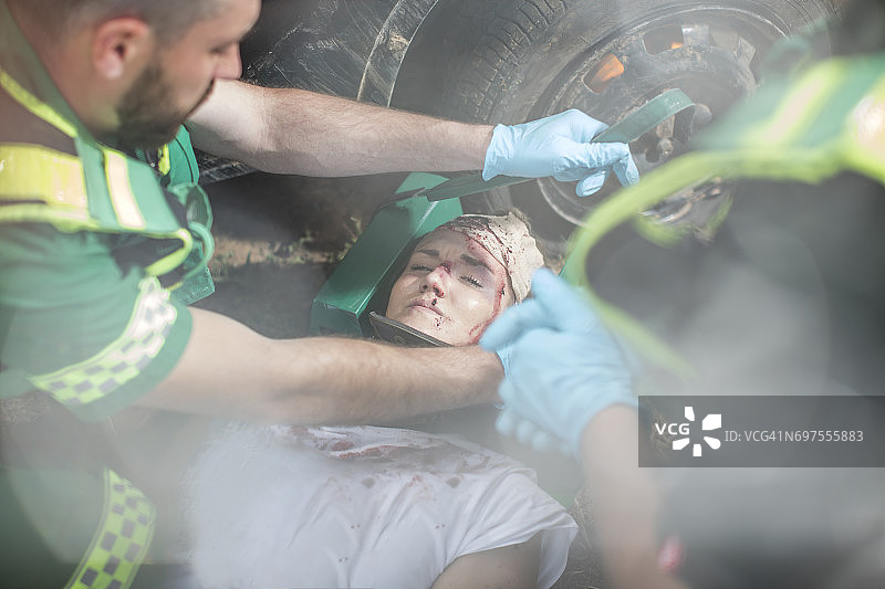 救护人员将车祸受害者固定在担架上图片素材