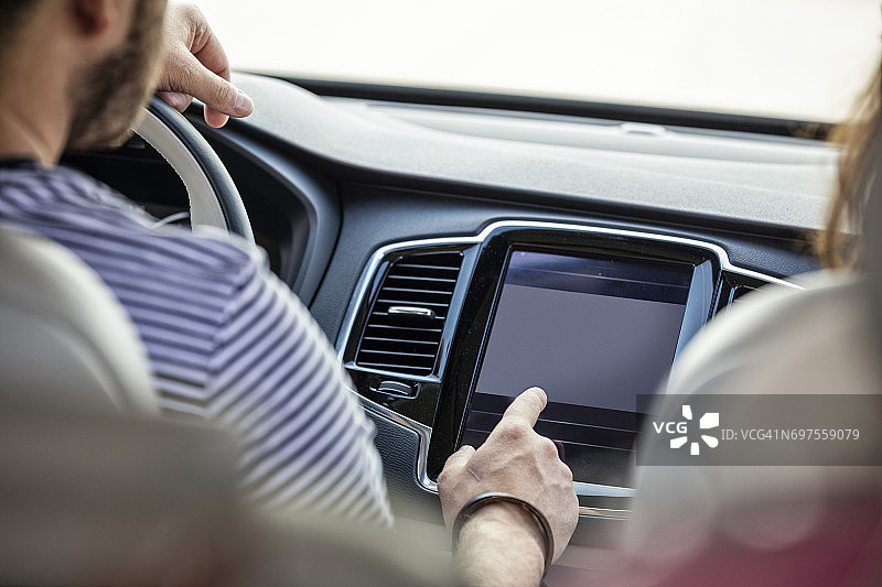 情侣驾车出行图片素材