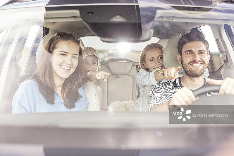 快乐的一家人在公路旅行图片素材