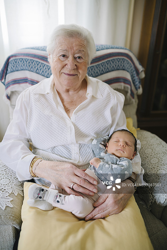 曾祖母与曾孙女在家的合影图片素材