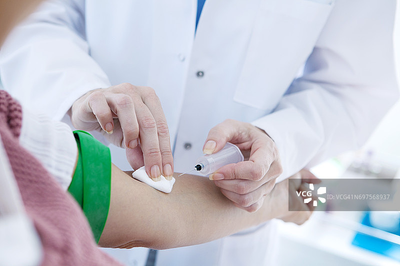 一名女性的血液样本图片素材