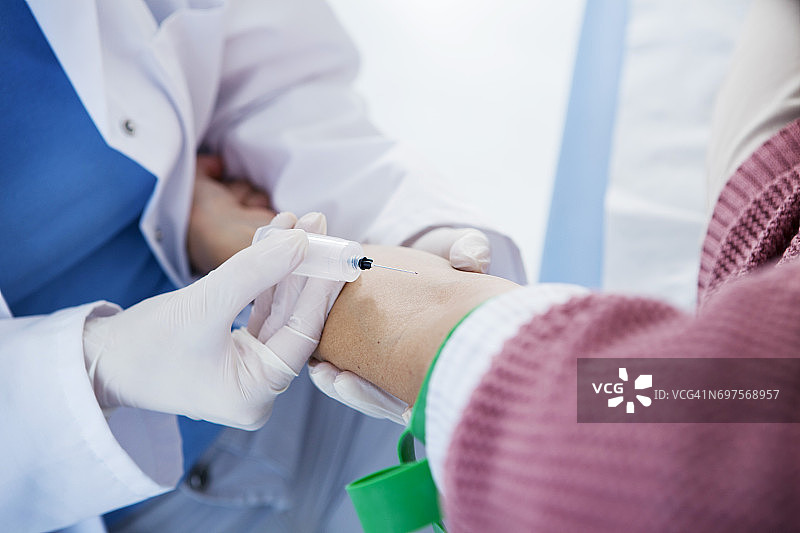 一名女性的血液样本图片素材