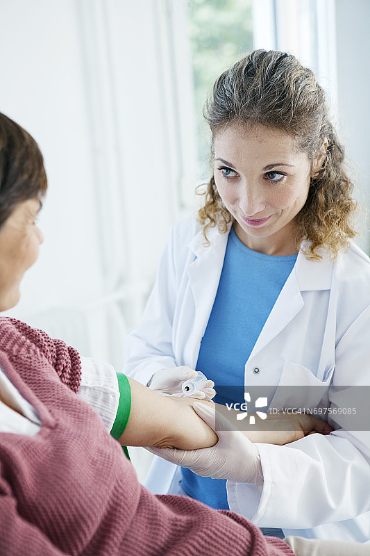 一名女性的血液样本图片素材