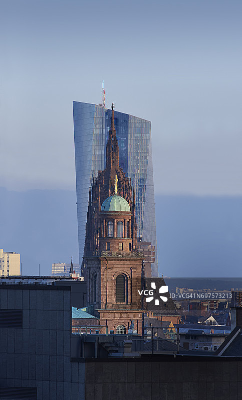 德国法兰克福：欧洲中央银行前的圣保罗教堂景观图片素材