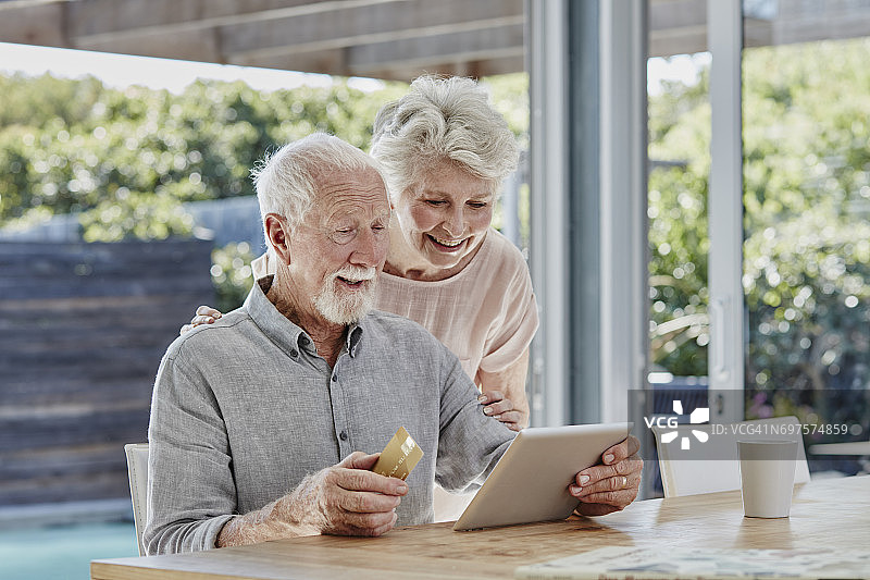 老年夫妇用信用卡进行在线支付图片素材