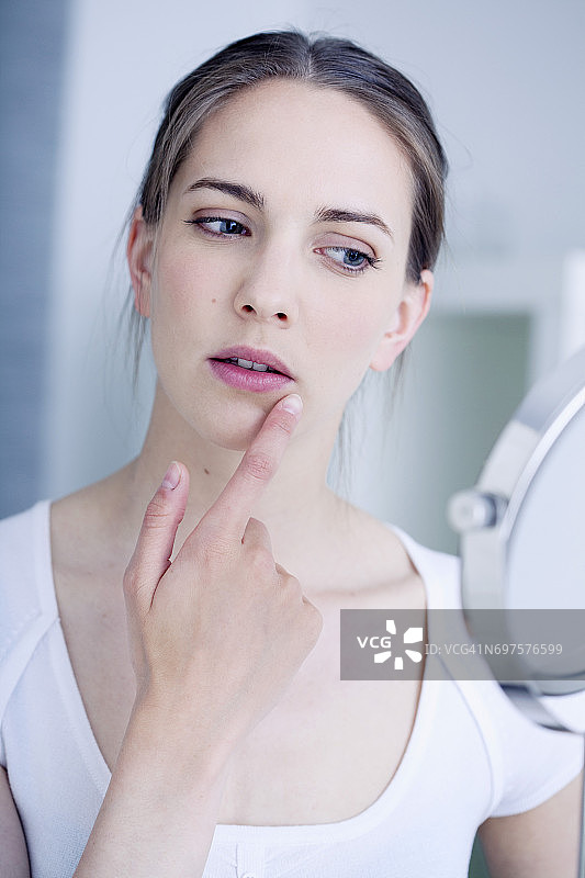 拿着镜子的女人图片素材