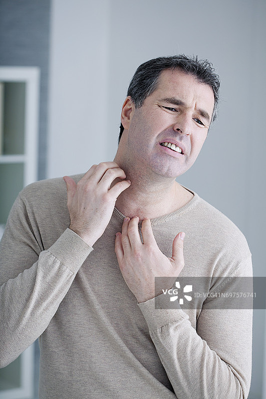 男人身上的瘙痒图片素材