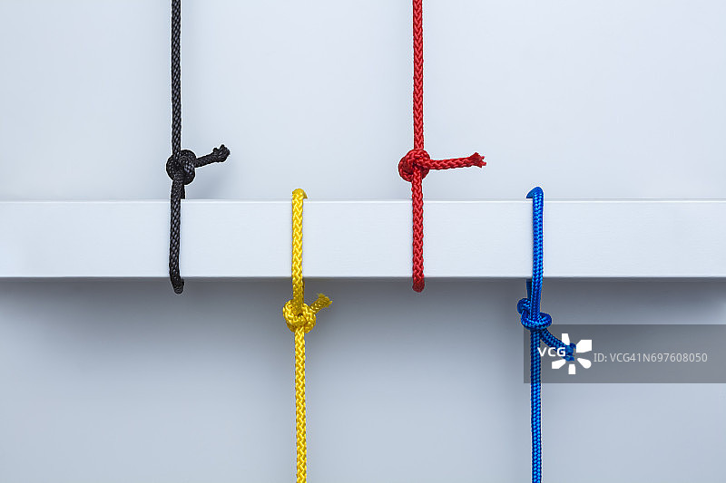 缠绕在柱子上的各种颜色的绳索图片素材