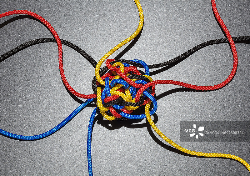 用各种颜色绳索打结在一起图片素材