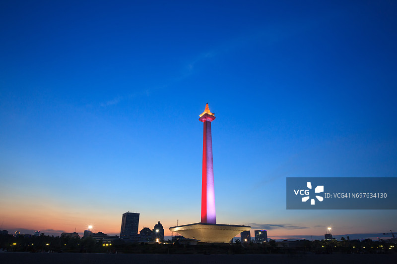 地标性建筑国家纪念碑，雅加达城市日落，印度尼西亚图片素材