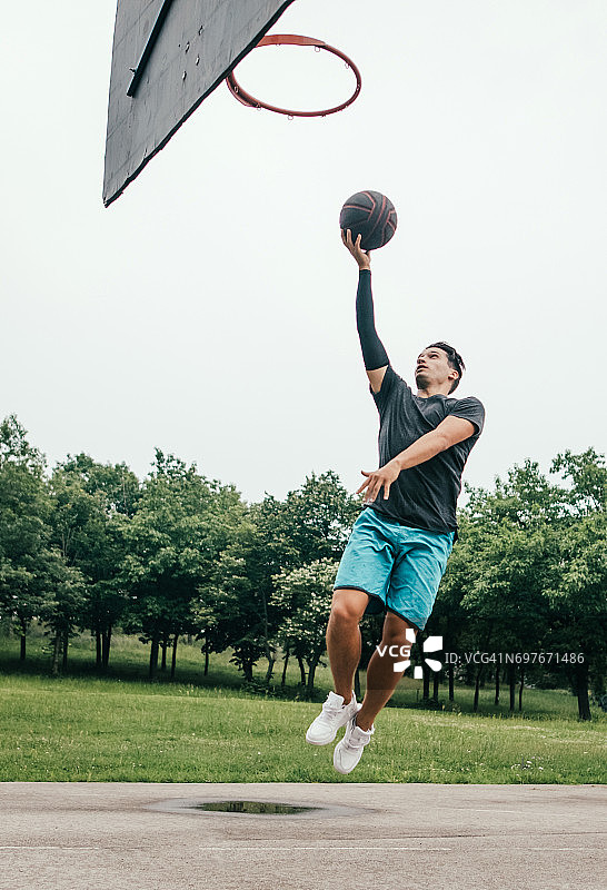 街头篮球运动员扣篮图片素材