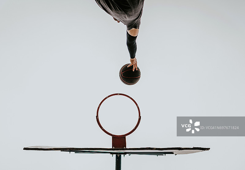 街头篮球运动员扣篮图片素材