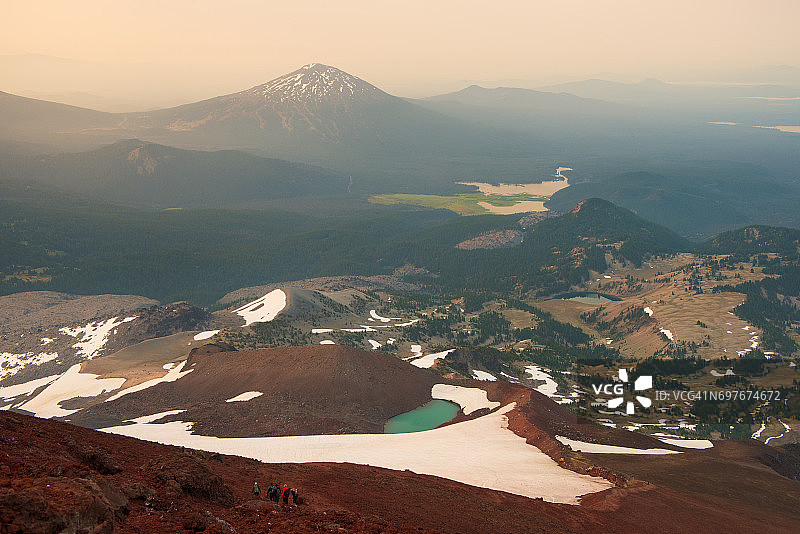 日出时分南锡姐妹峰顶峰的景色，可看到泪珠池和本尼迪克特山图片素材