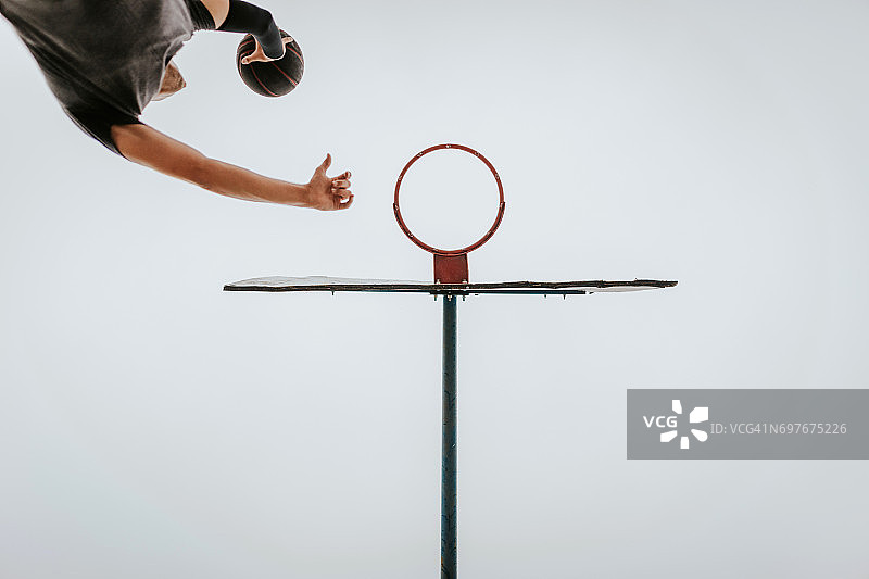 街头篮球运动员扣篮图片素材