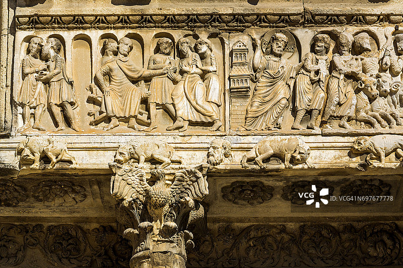 法国奥克西塔尼加尔省圣吉尔的教堂图片素材