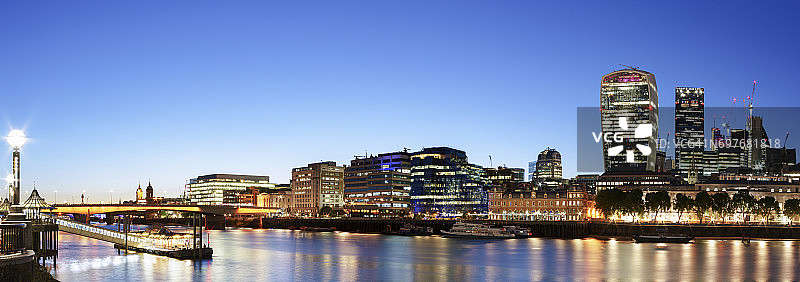 黄昏时分的泰晤士河与伦敦城市天际线全景图片素材