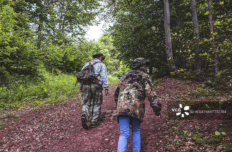 年轻充满活力的夫妇徒步旅行图片素材