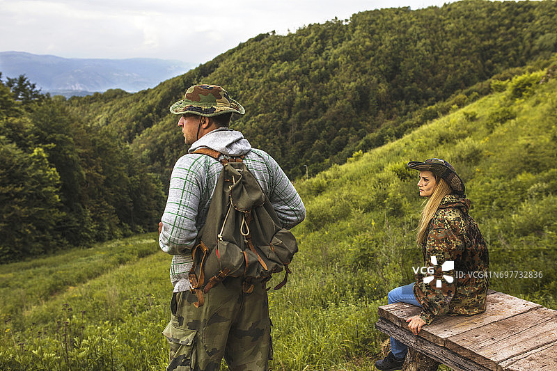 年轻充满活力的夫妇徒步旅行图片素材