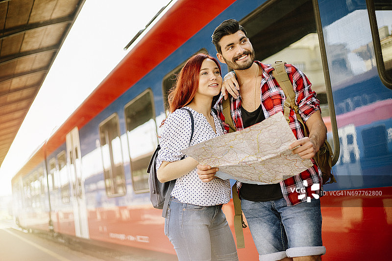 火车站的幸福情侣图片素材