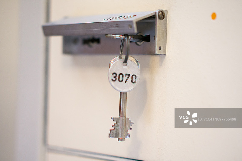 钥匙开启保险箱图片素材