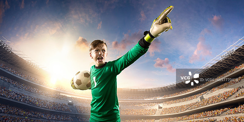 踢足球的儿童：守门员扔球图片素材