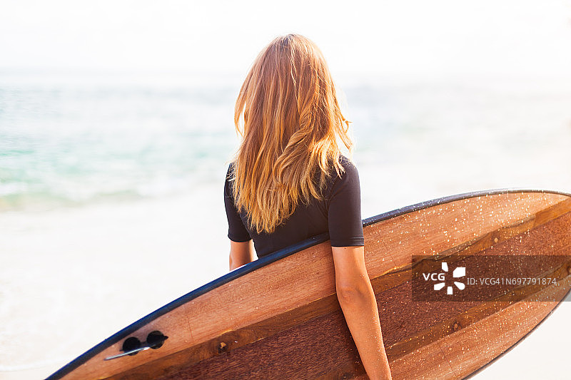 冲浪的女孩图片素材