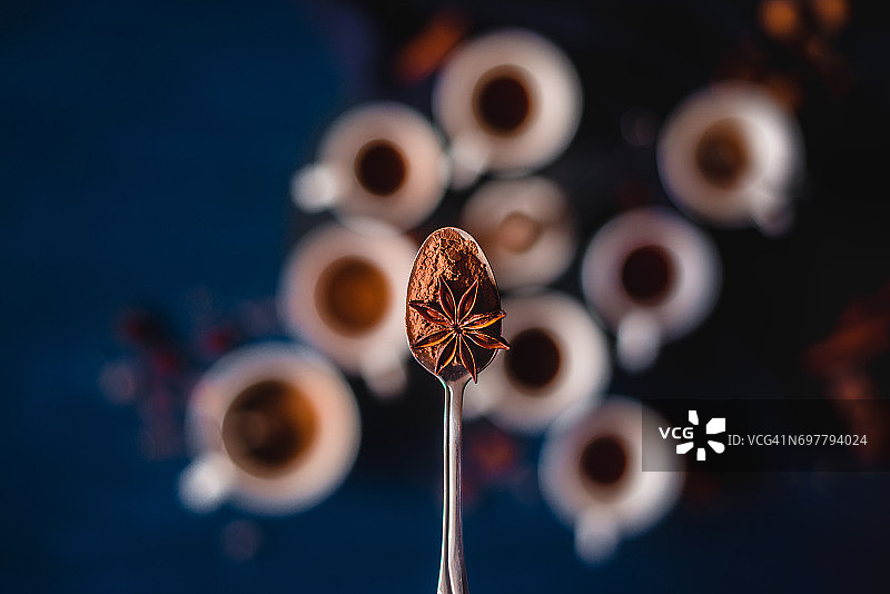 可可粉、八角和咖啡杯中的茶匙图片素材