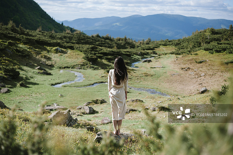 在山中河边的女人图片素材